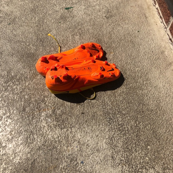 Soccer cleat - Picture 2 of 4